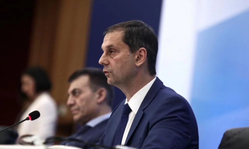 «Ψηφιακοί νομάδες»: Τι είναι και γιατί η Ελλάδα αποτελεί… μαγνήτη – Τα σχέδια Σαντορίνης και Ρόδου